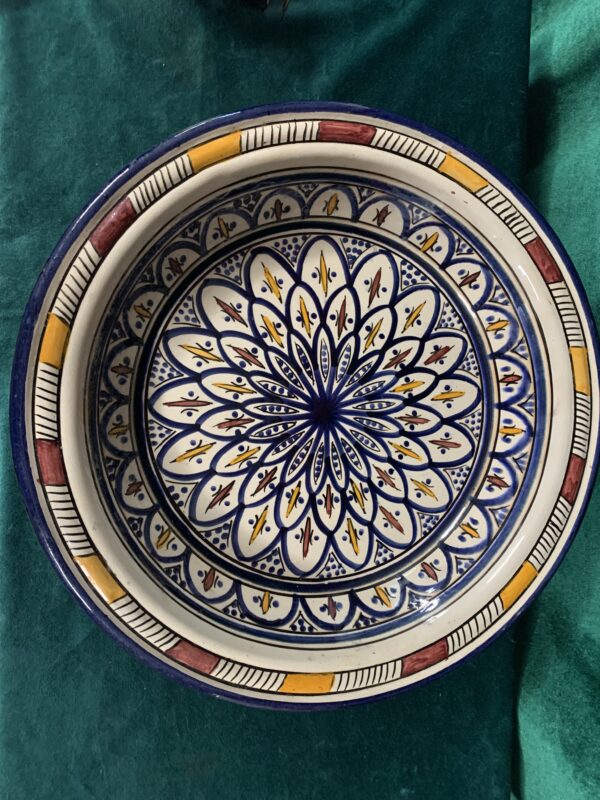 FUENTE PARA CUSCUS, DECORADA, DE ARTESANÍA MARROQUÍ PINTADA A MANO