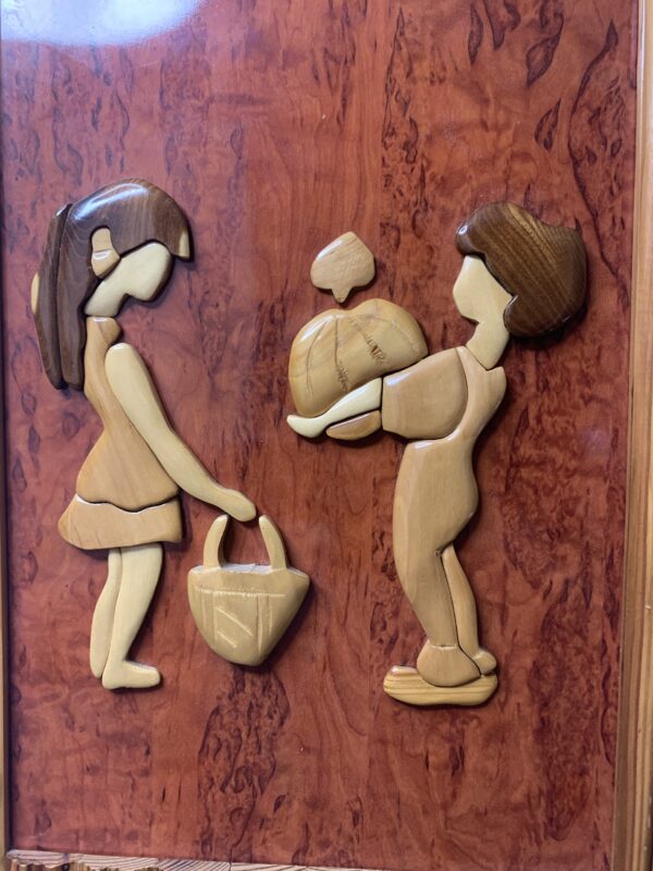 CUADRO SOBRE RELIEVE EN MADERA DE ROBLE REPRESENTANDO LA AMISTAD JUVENIL - Imagen 3