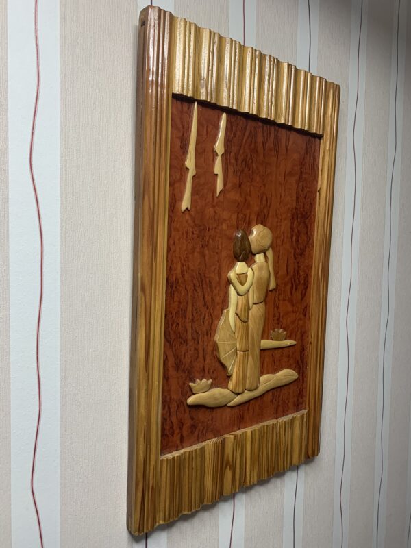 CUADRO SOBRE RELIEVE EN MADERA DE ROBLE REPRESENTANDO EL AMOR SIN FRONTERAS - Imagen 3